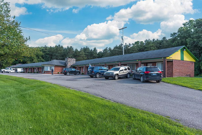 Parkway Motel - Real Estate Photos (newer photo)